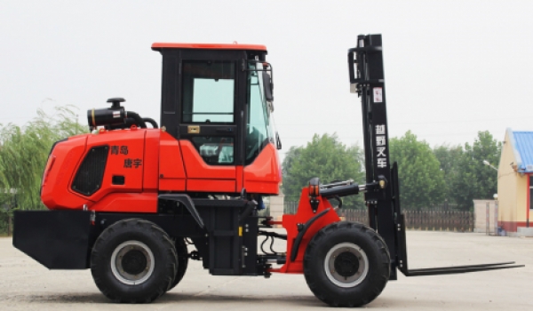 在操作越野叉车时有哪些风险?