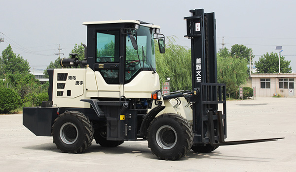 What are the parts of a cross-country forklift?(图1)