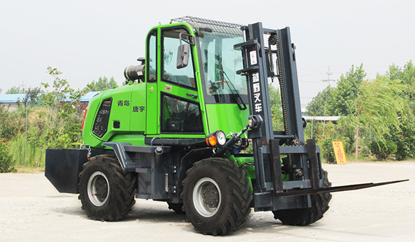 Does the cross-country forklift have any requirements for the brake fluid function?(图1)